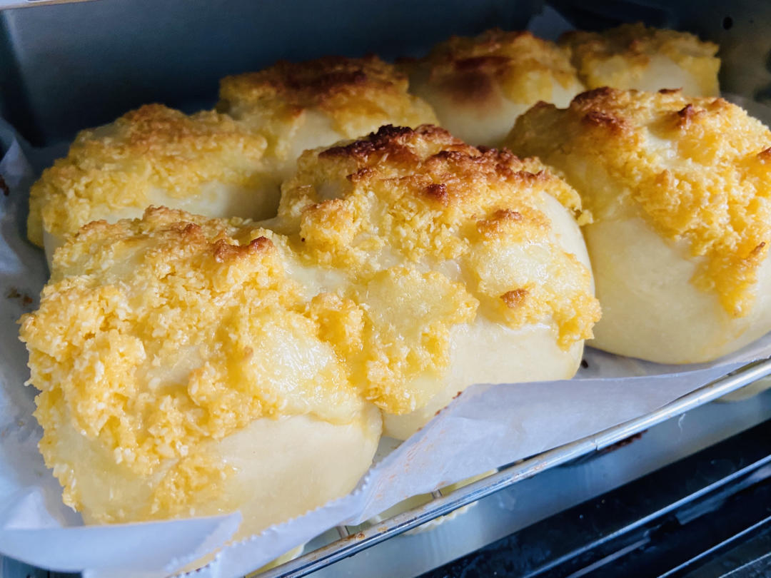 椰蓉小餐包。柔软拉丝，椰香浓郁