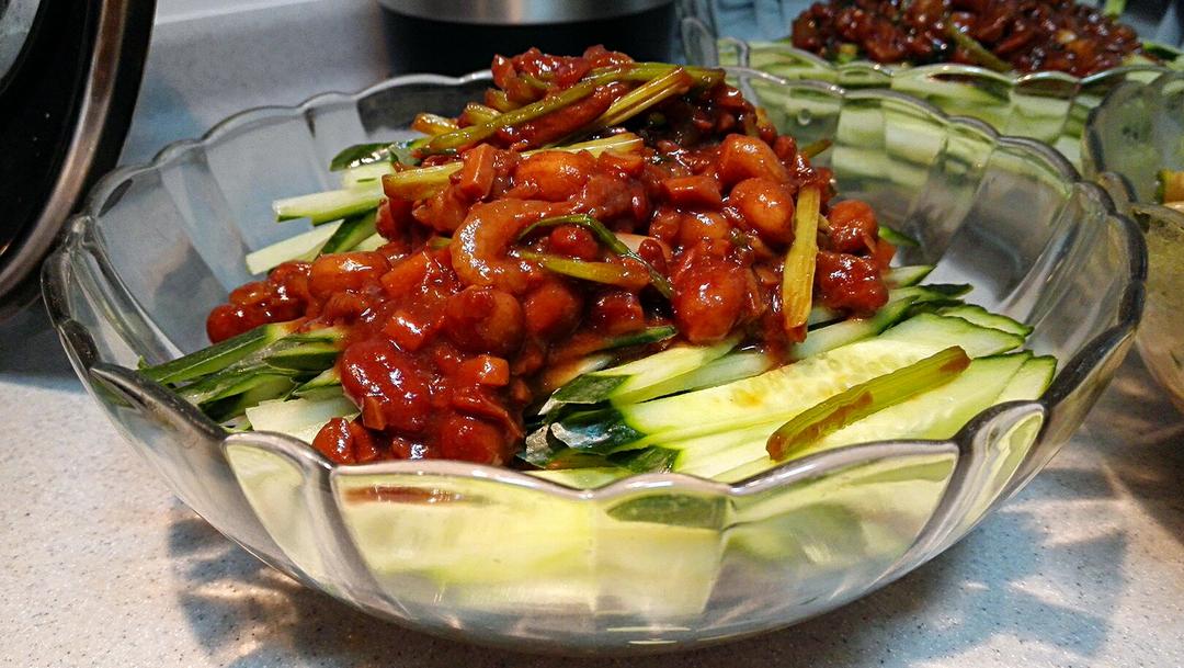 【炝拌肉松花生米】
