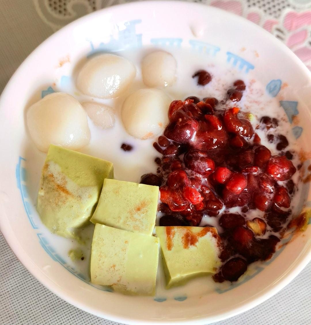 夏日必备小甜品抹茶奶冻白玉丸子