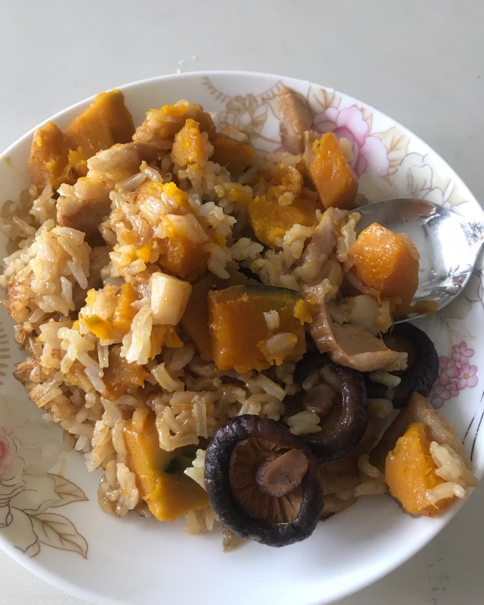 电饭煲版焖饭--香菇南瓜鸡肉饭