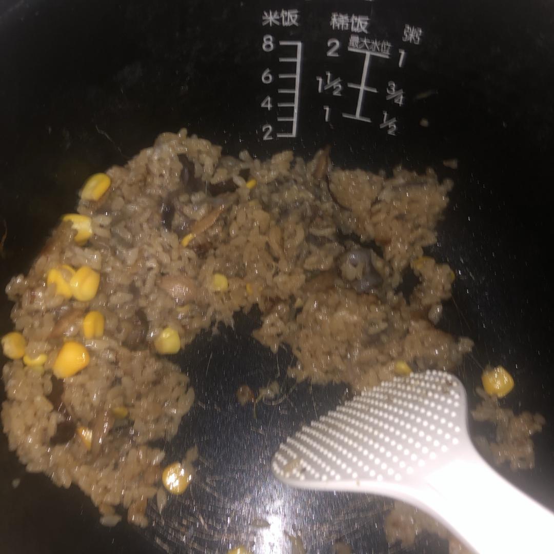 【香菇鸡肉焖饭】