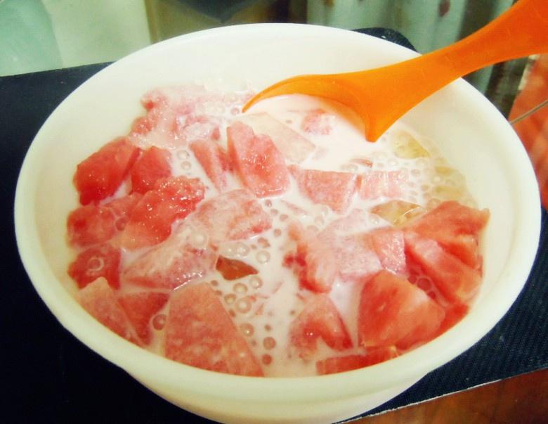 西瓜椰汁果冻牛奶西米露的做法