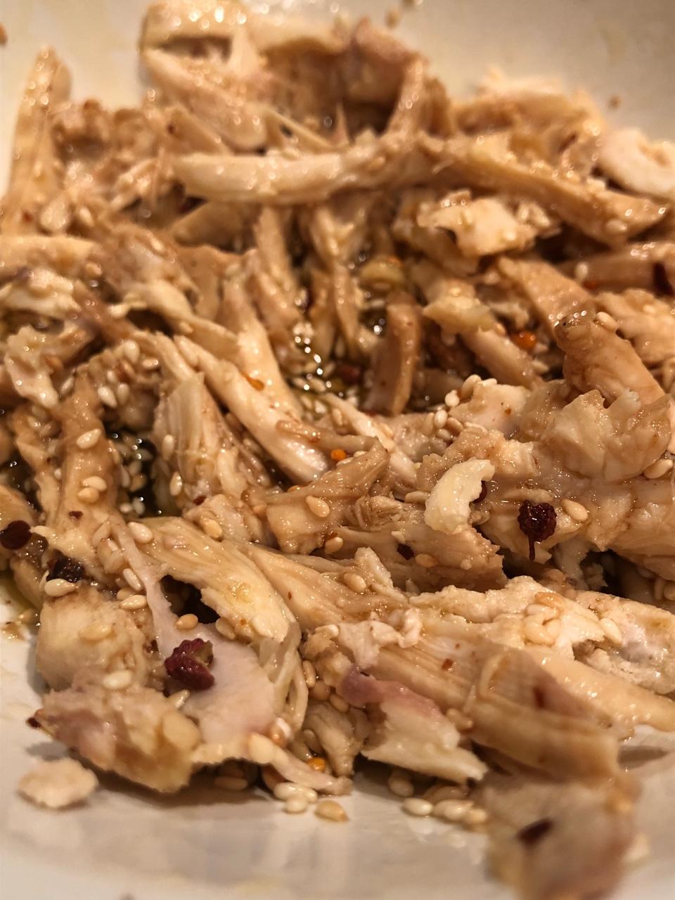 熬一碗无油烟红油，来一盘川香凉拌鸡丝