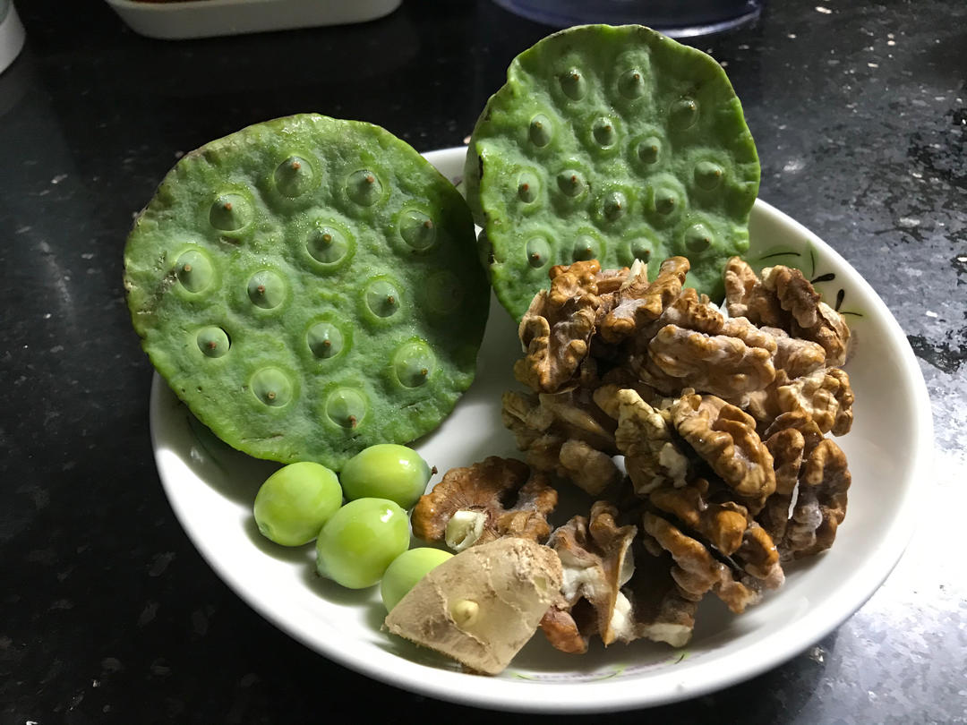 莲子核桃汤(夏季)