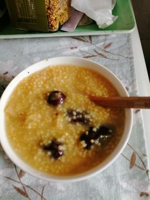 黄芪红枣补气小米粥的做法 步骤2