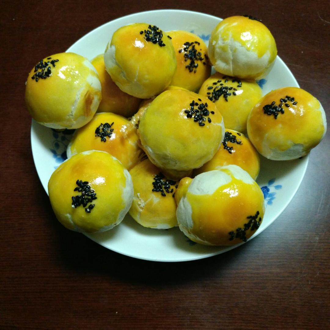 蛋黄酥 Danhuangsu