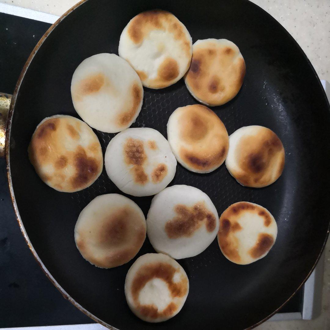 妈妈教做外焦里嫩发面小饼