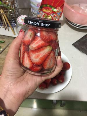 自制草莓罐头的做法 步骤1