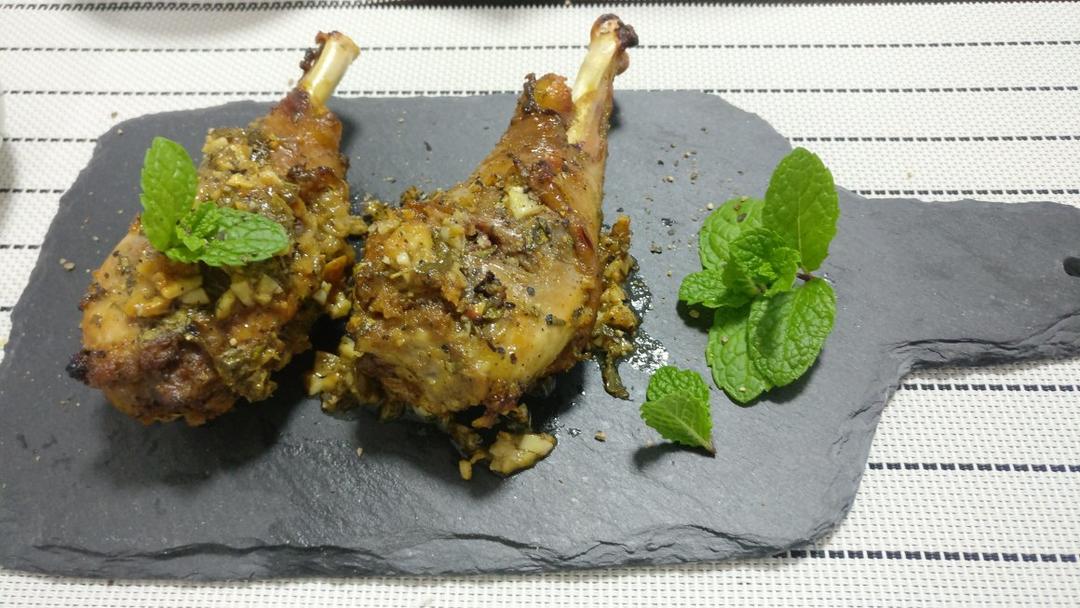 柠香欧芹烤鸡腿