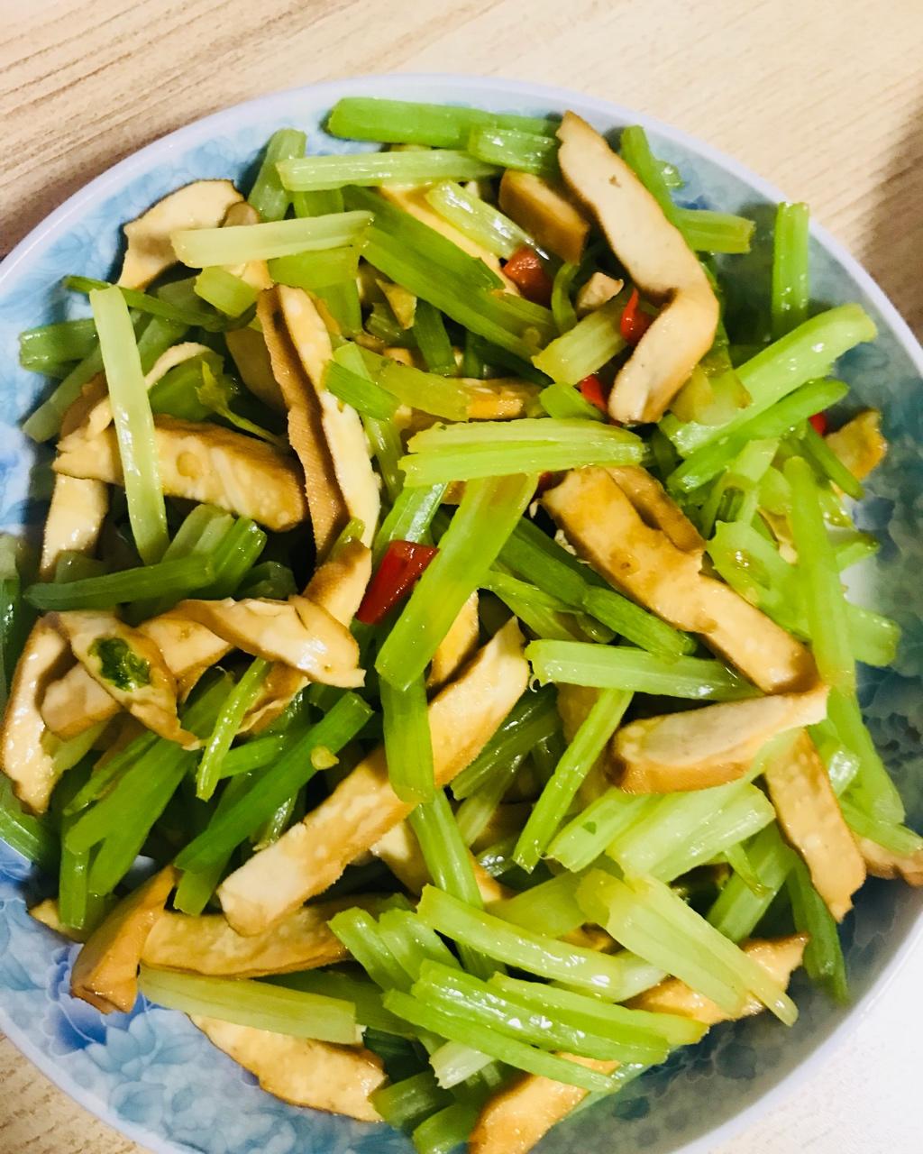 素菜：芹菜炒豆腐干