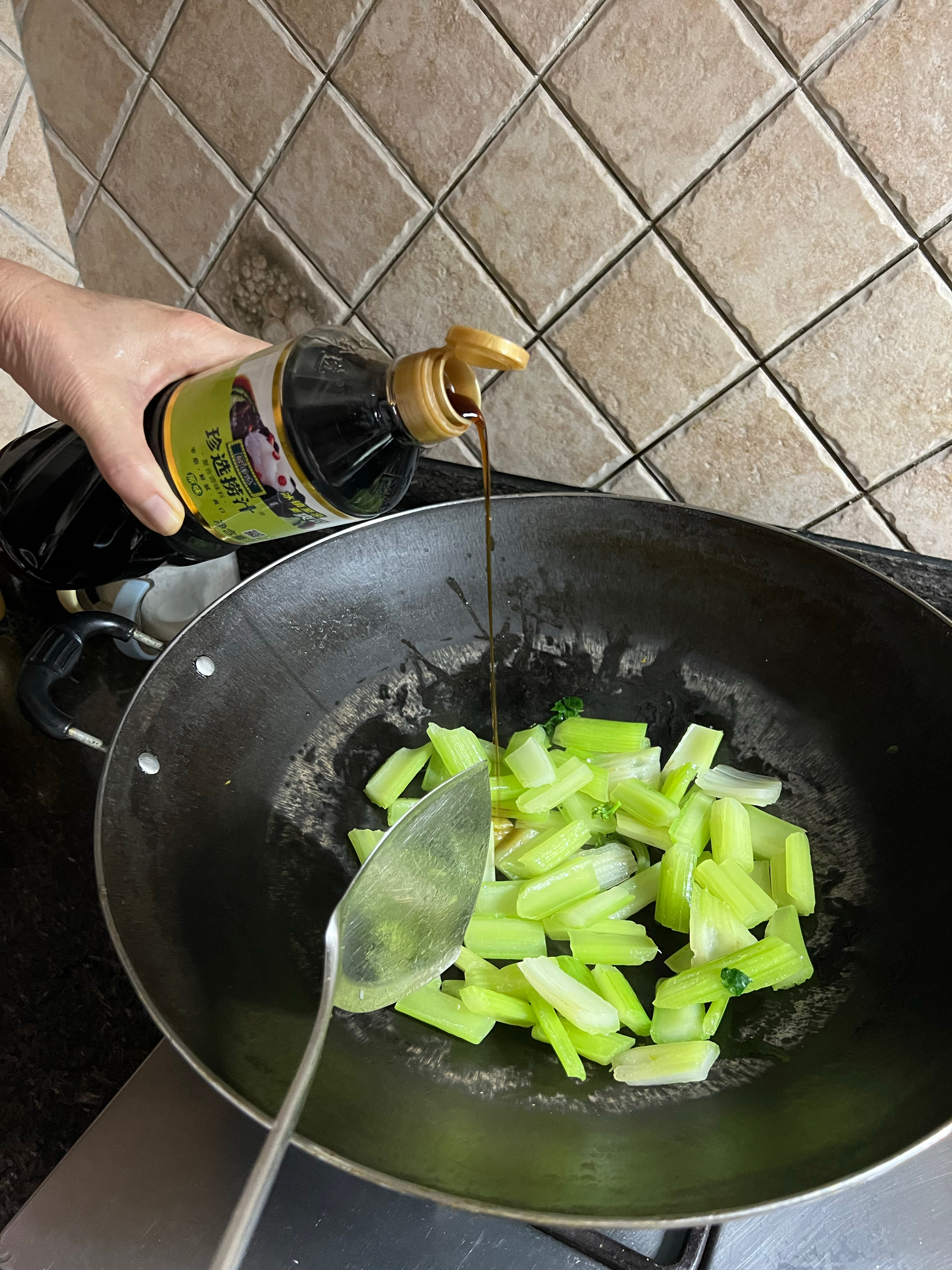 珍选捞汁拌芹菜的做法