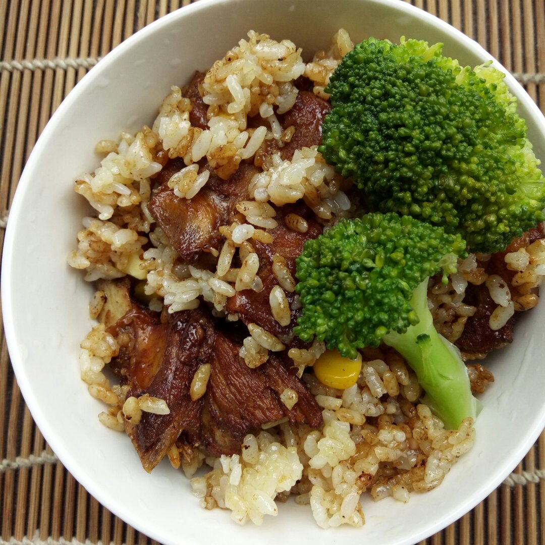 喷香排骨焖饭（爆好吃）