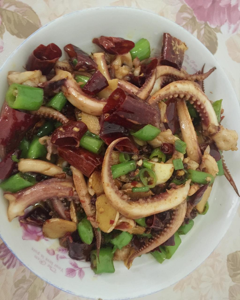 家常菜 爆炒鱿鱼 到此为止,做的爆炒鱿鱼赞 葱姜蒜,洋葱,青椒,干红椒