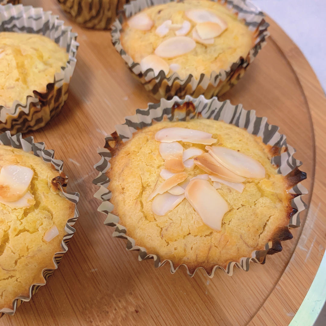 只需搅拌入烤箱的香蕉麦芬