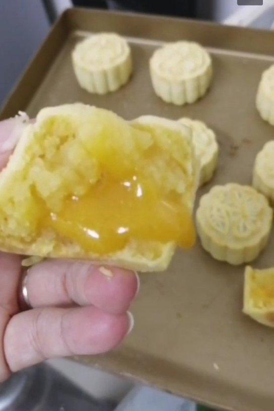 金沙奶黄流心月饼