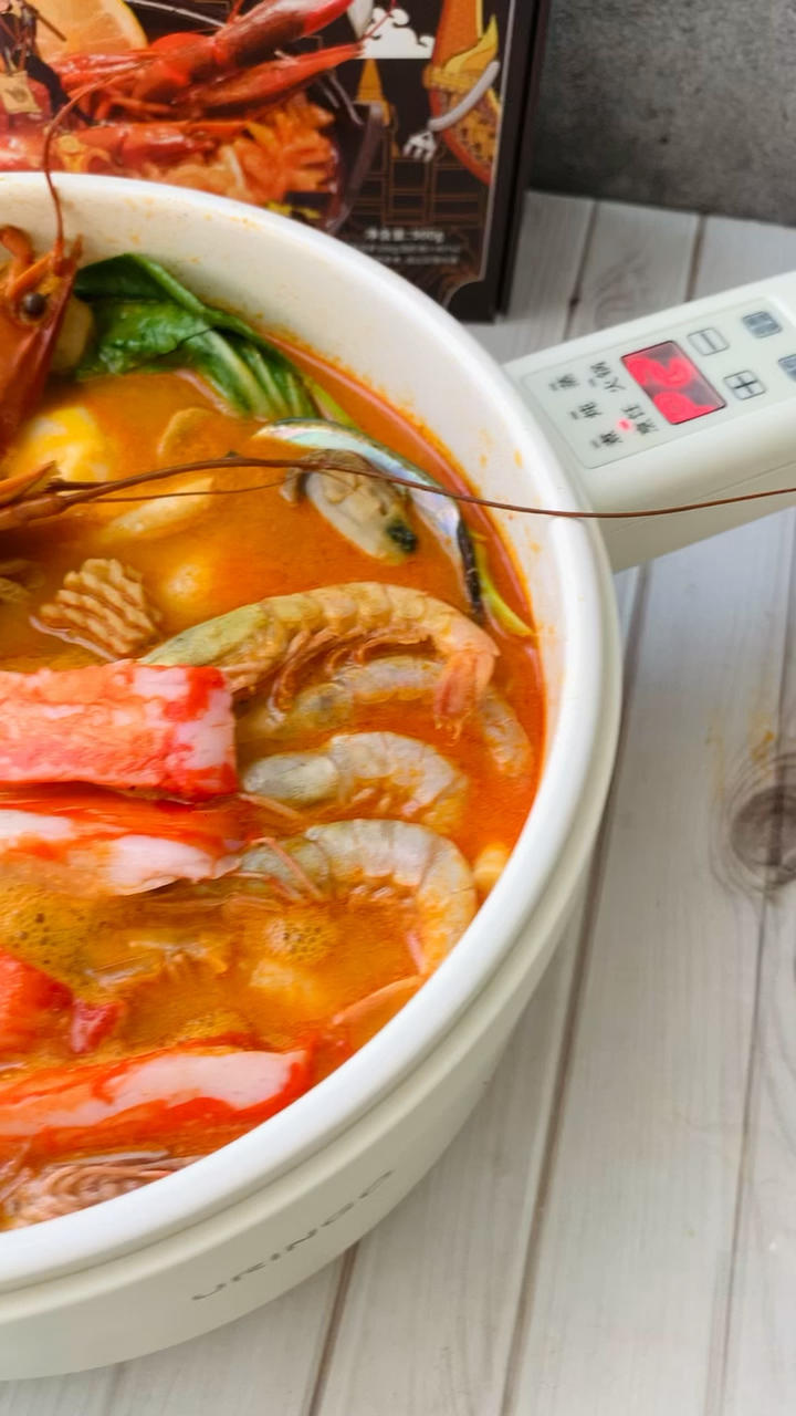 蓝龙虾冬阴功海鲜锅
