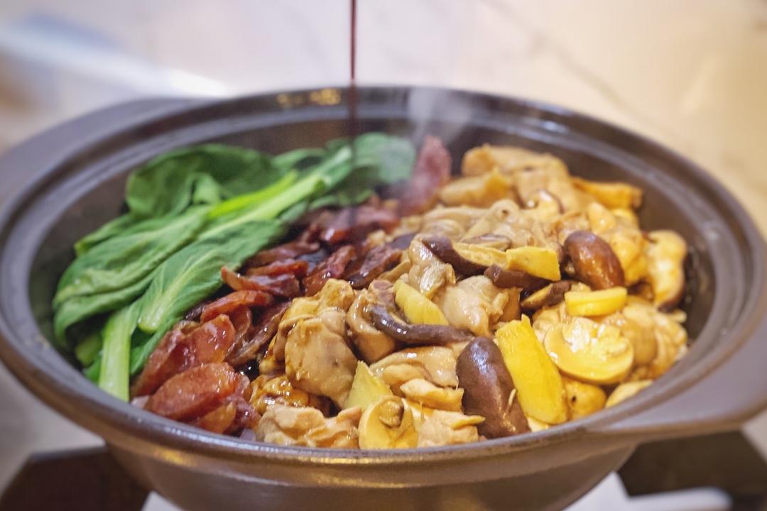 香菇滑鸡煲仔饭