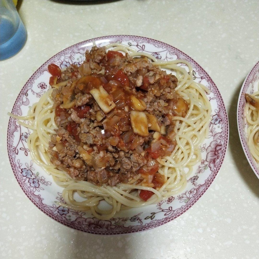 蕃茄蘑菇肉酱意大利面