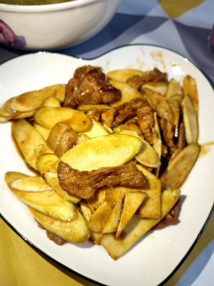 胶笋(茭白)炒肉的做法