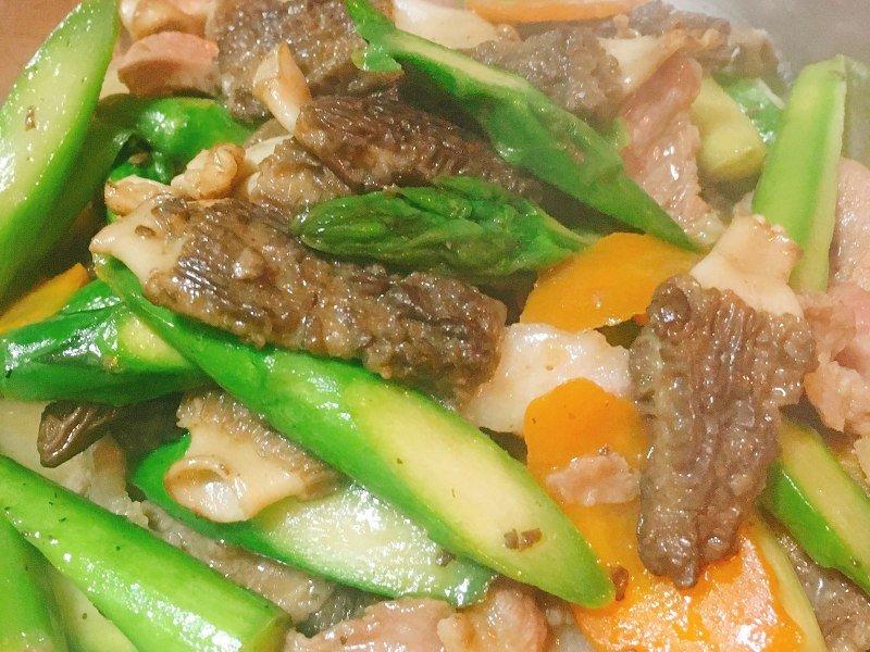 新鲜羊肚菌炒芦笋肉片