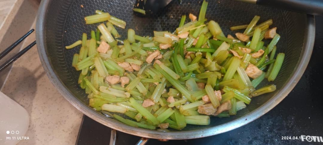芹菜炒肉