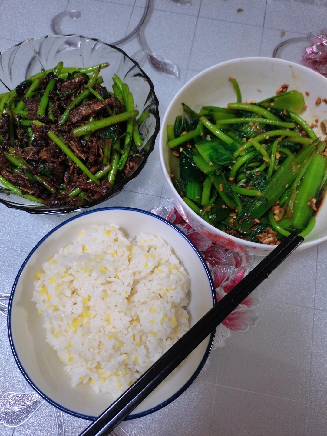 美味的凉拌茼蒿