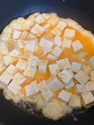 冬日快手菜：鸡蛋抱豆腐，虽然是一道素菜比肉还香的做法 步骤7