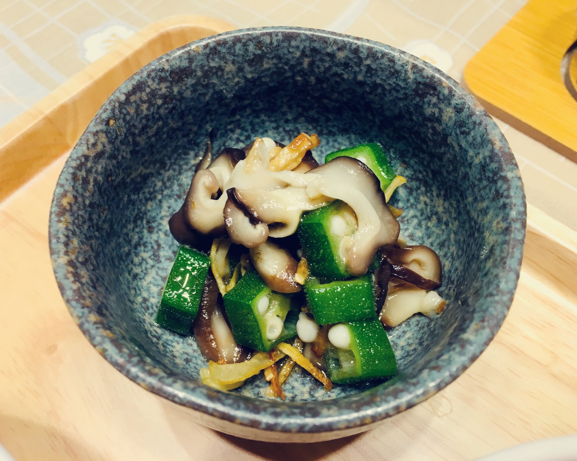 前菜—秋葵蒜丝凉香菇的做法