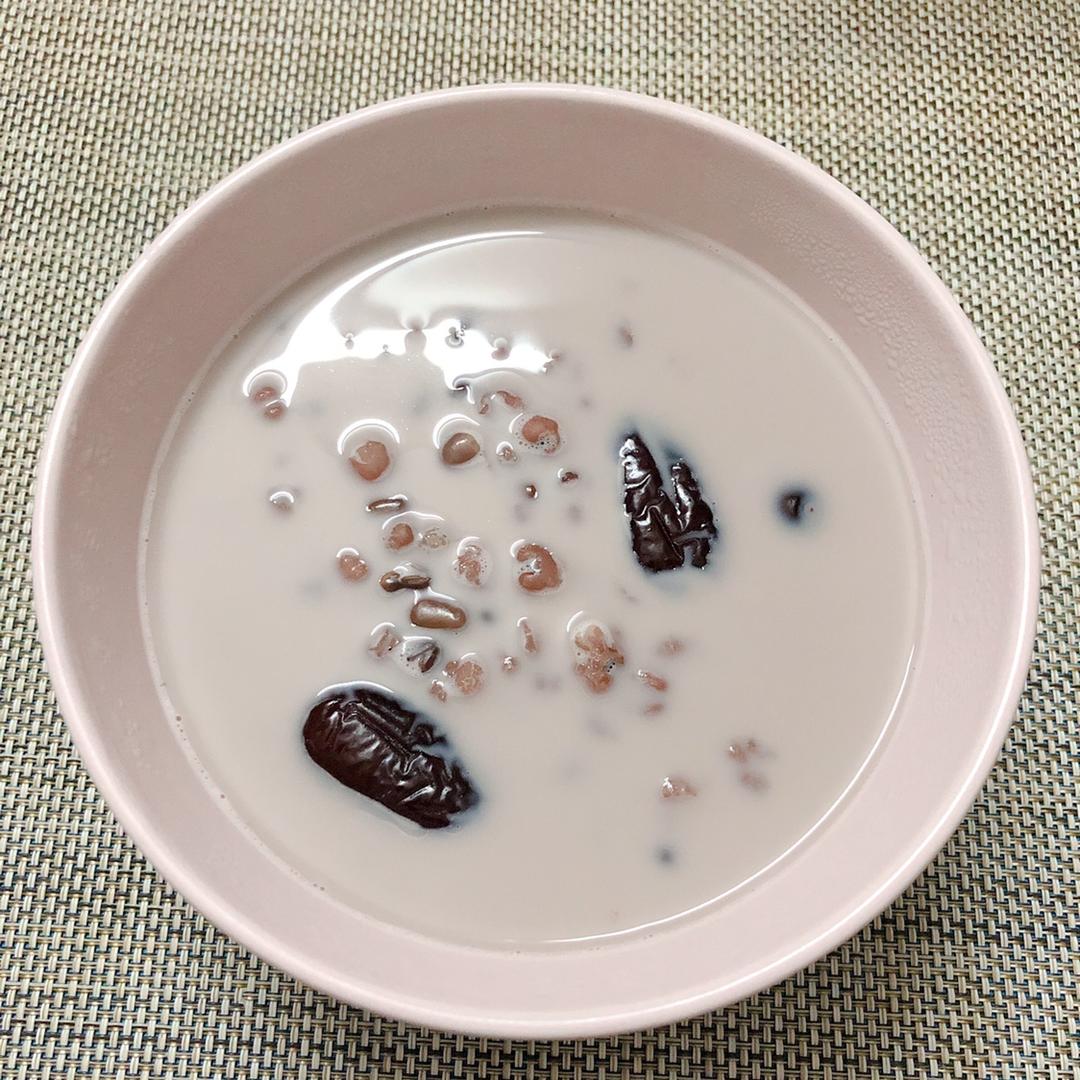 红豆薏米牛奶粥