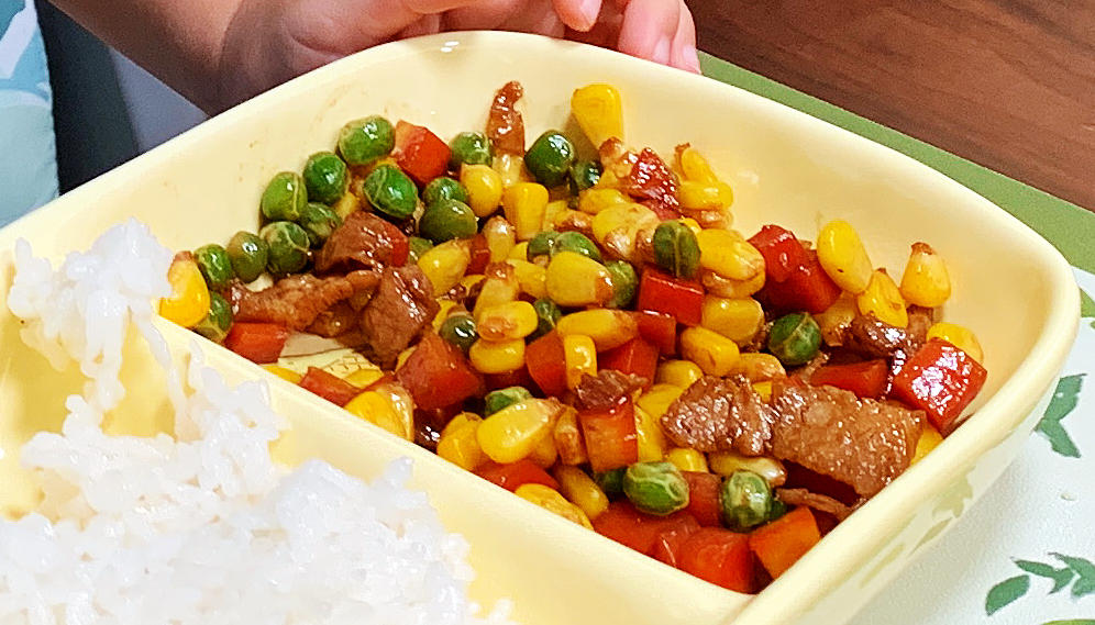 炒四丁（肉丁、豌豆、胡萝卜丁、玉米粒）