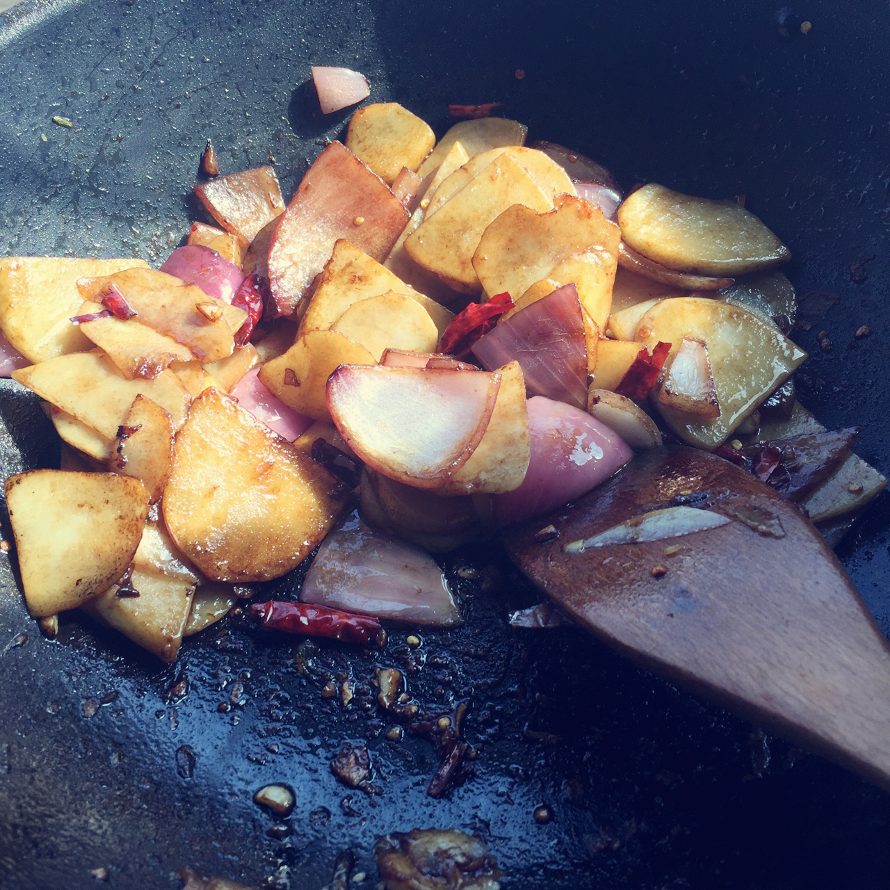 边吃边流泪的「孜然土豆片」