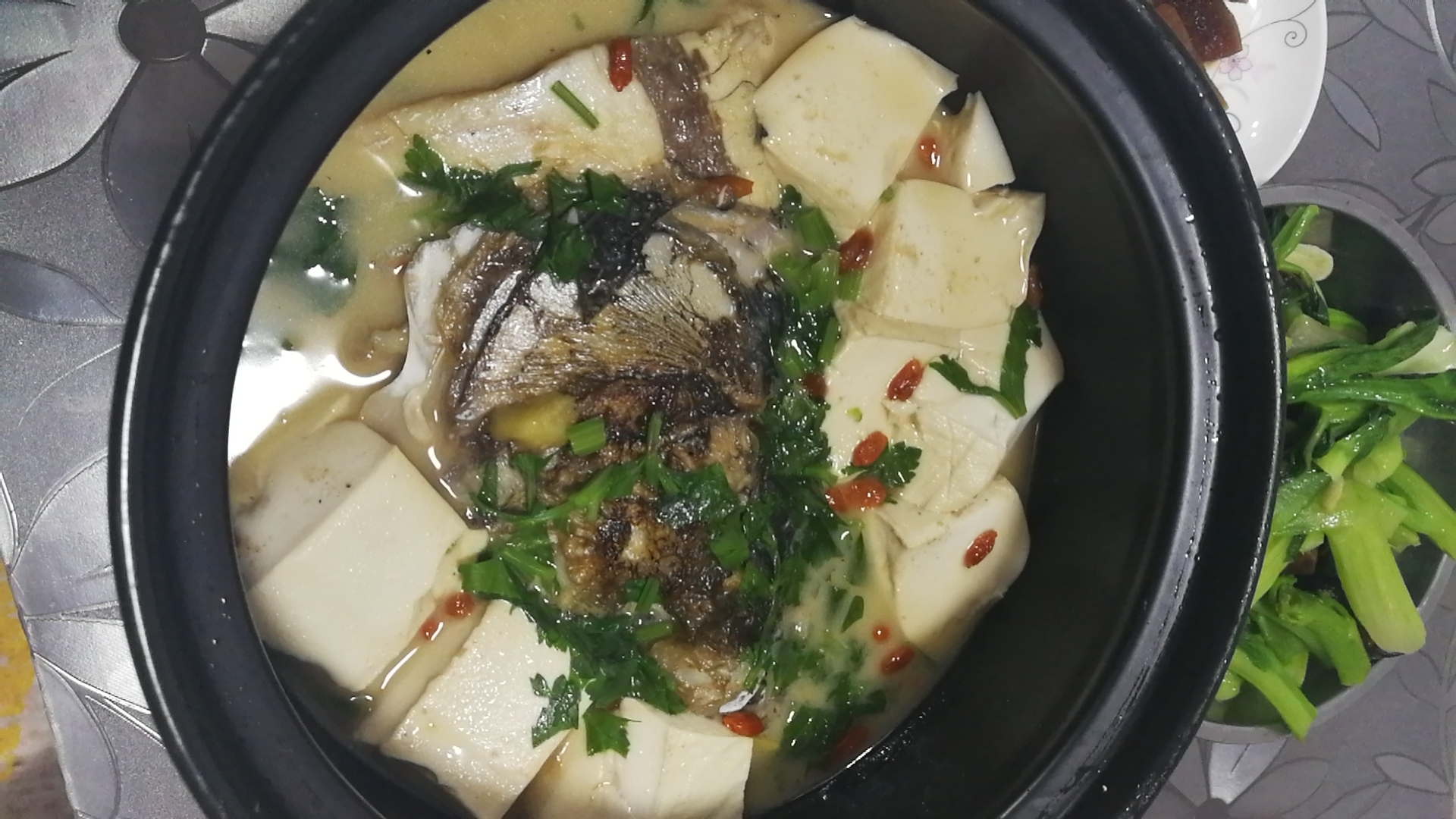 鱼头豆腐煲的做法