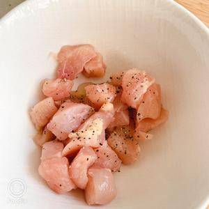 茭白青椒炒鸡胸肉  减脂好菜的做法 步骤2