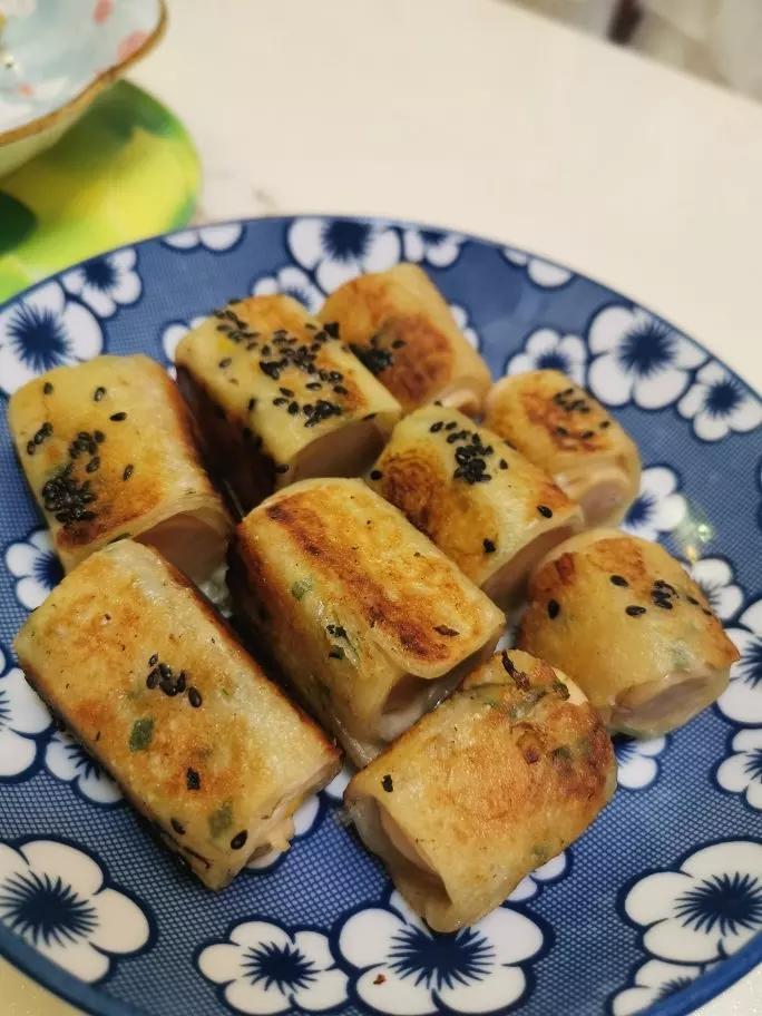 香肠酥皮卷：手抓饼皮还能这样吃，不用和面快速搞定早餐