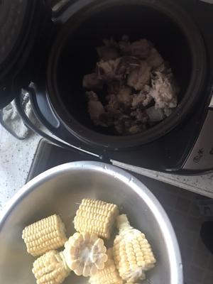 排骨玉米汤的做法 步骤2