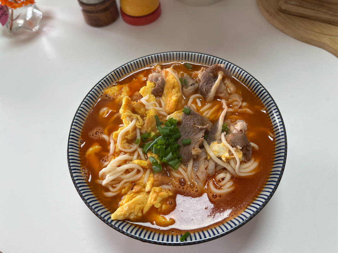 番茄味火锅底料鸡蛋肥牛面