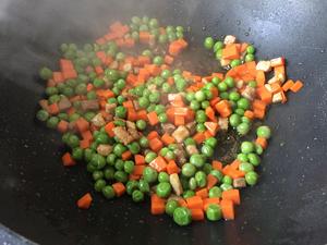 炒四丁（肉丁、豌豆、胡萝卜丁、玉米粒）的做法 步骤6