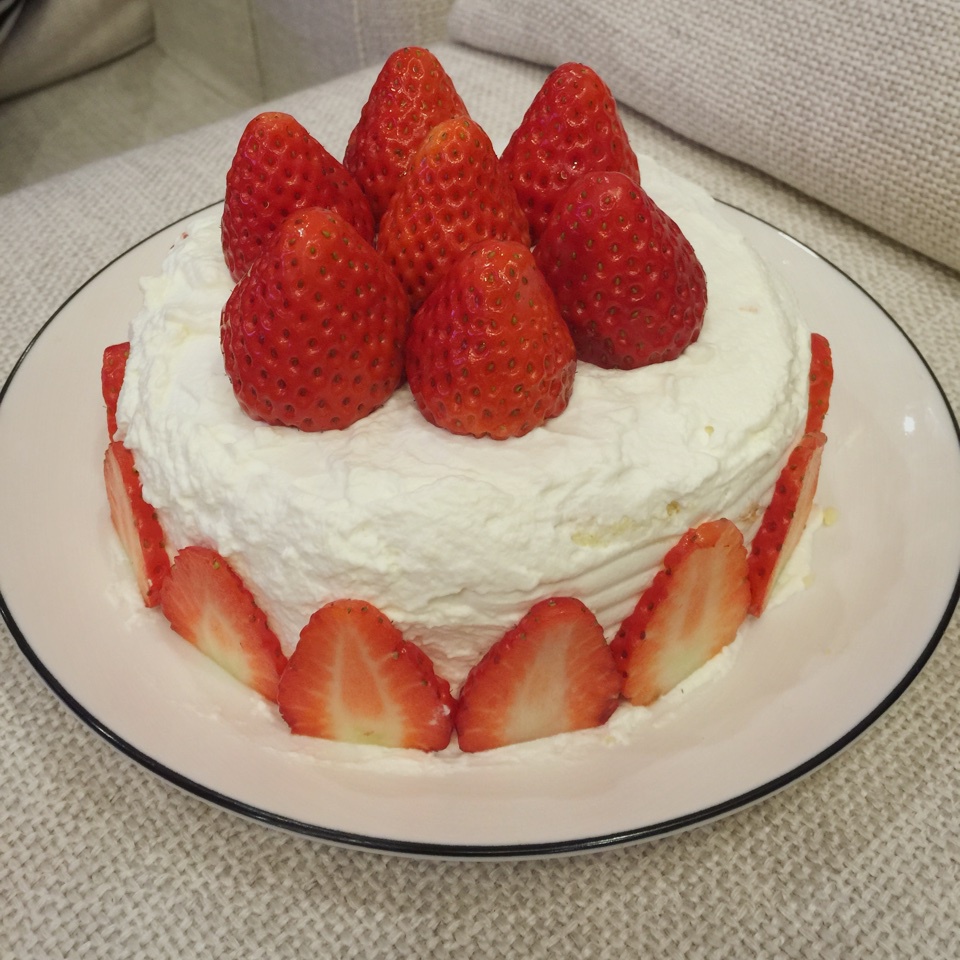 曹玥dora做的6寸草莓奶油戚风蛋糕