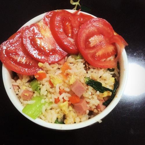 【熊啊厨房】青菜番茄胡萝卜火腿蛋炒饭的做法
