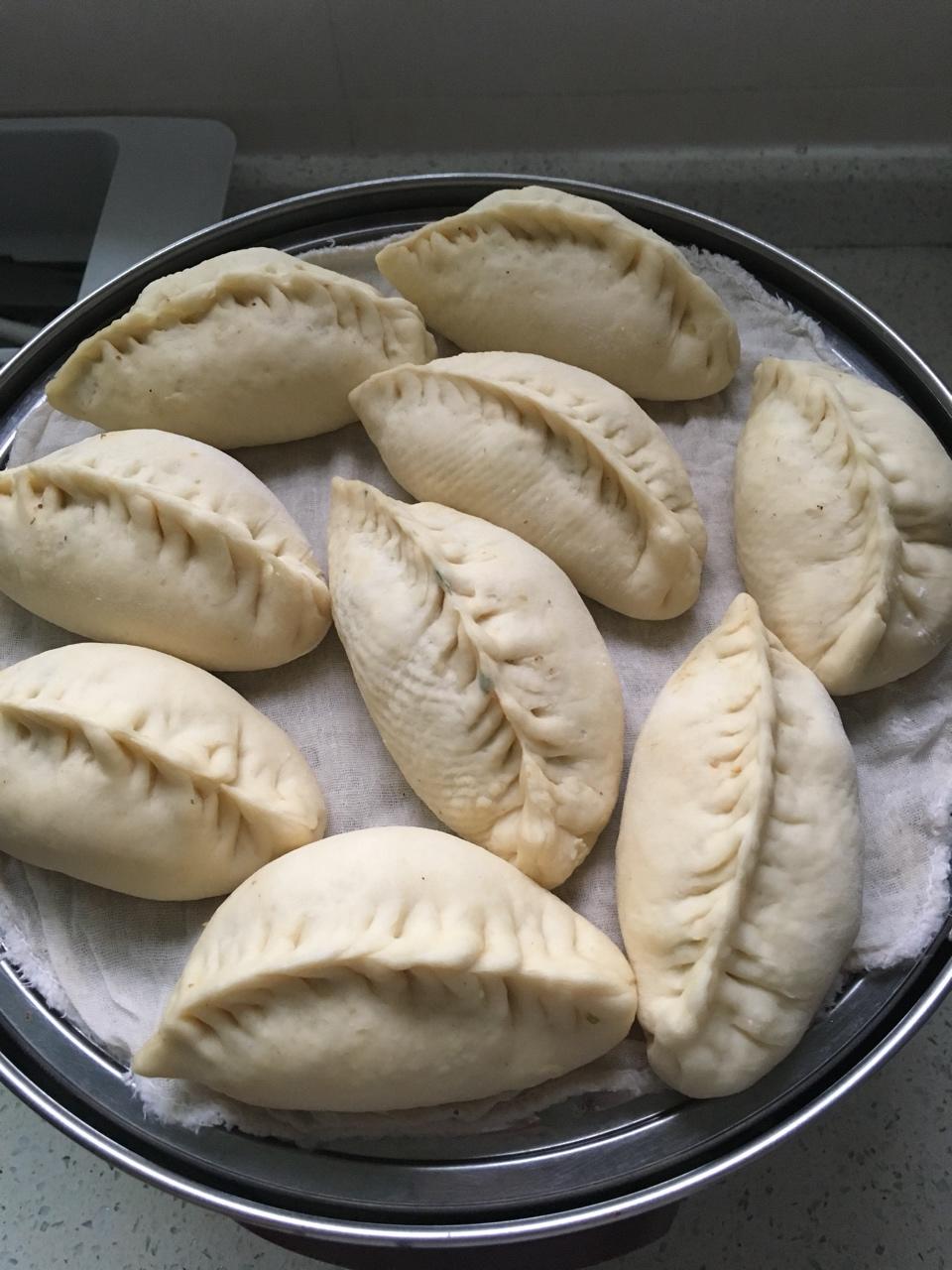 弯柳叶包子包法