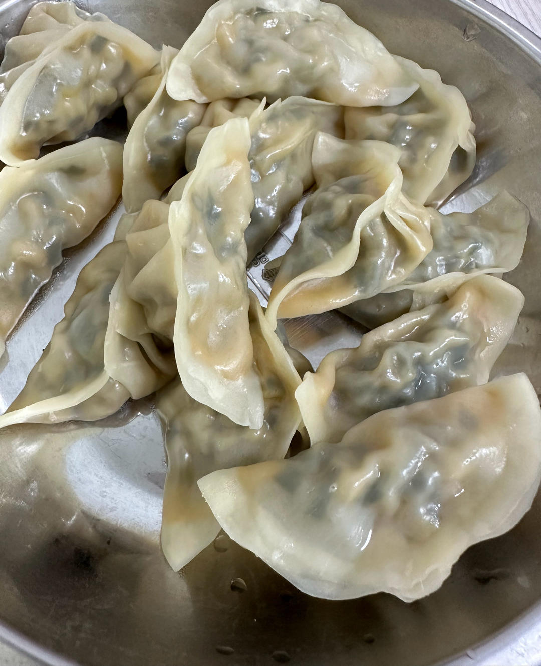 韭菜猪肉饺子(附擀皮和最简单的饺子包法)