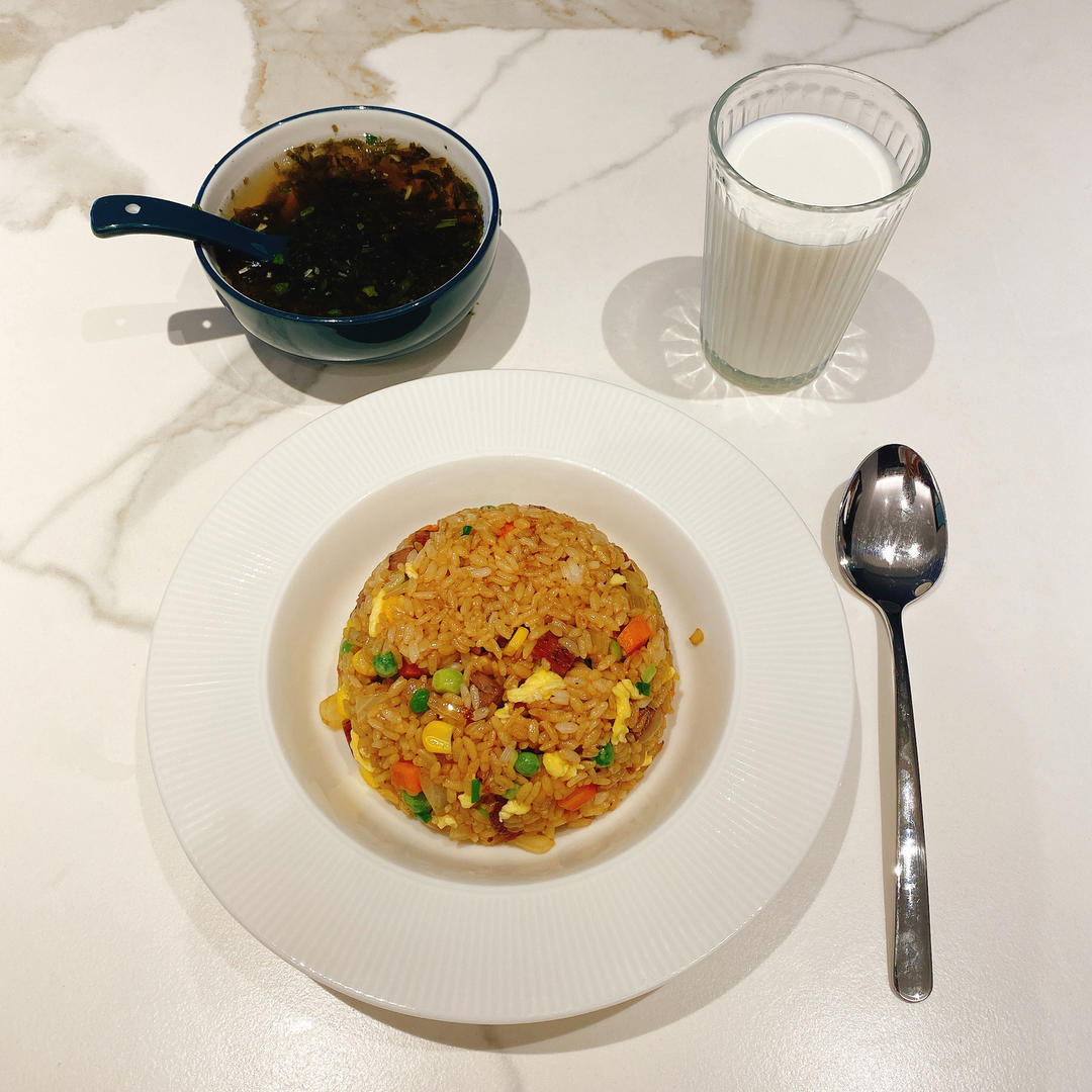 土豆的万能吃法😋土豆午餐肉炒饭～～
