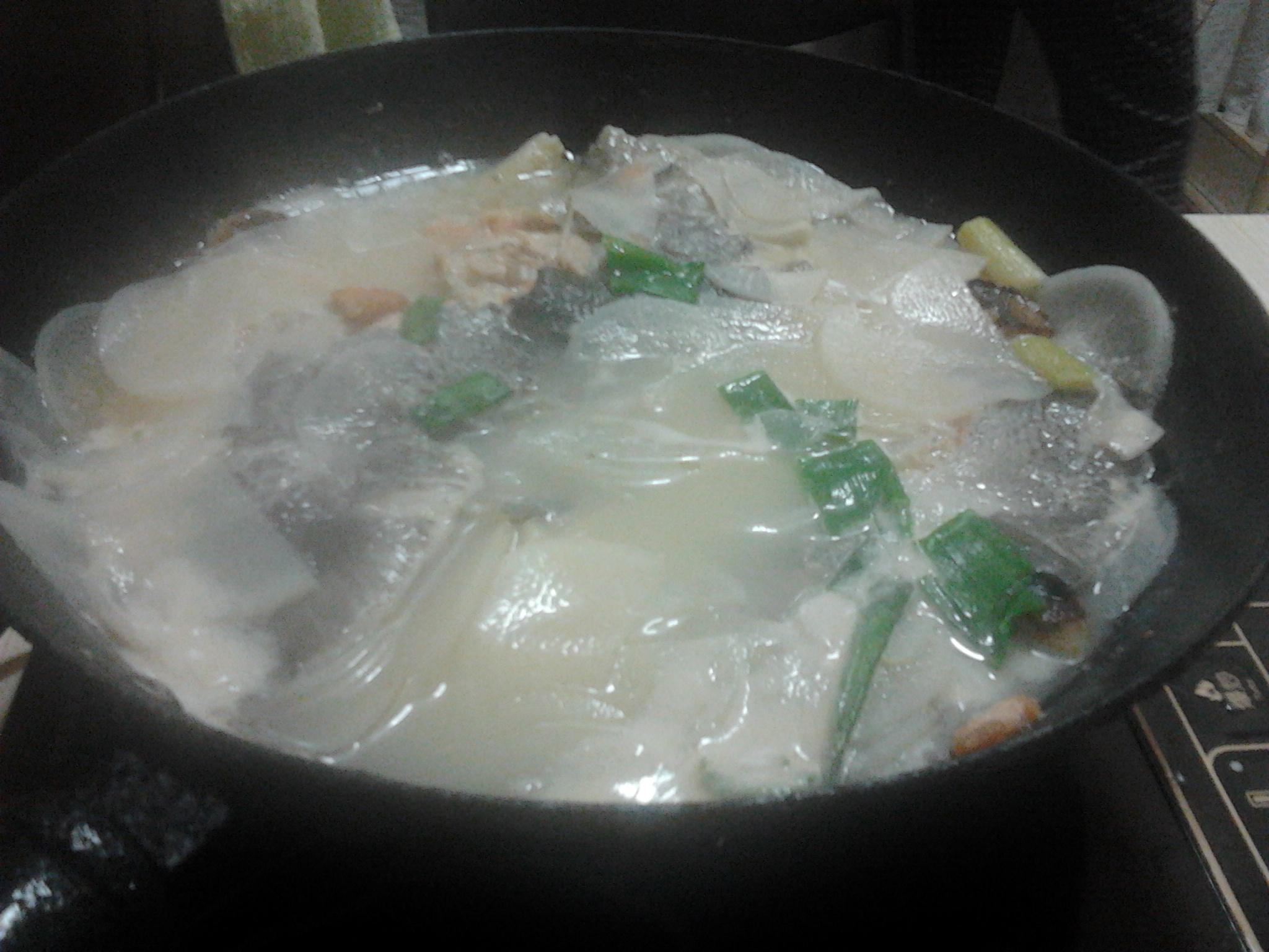 三文鱼炖萝卜汤的做法
