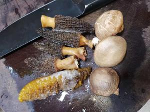 海参羊肚菌香菇炒鸡腿肉的做法 步骤4