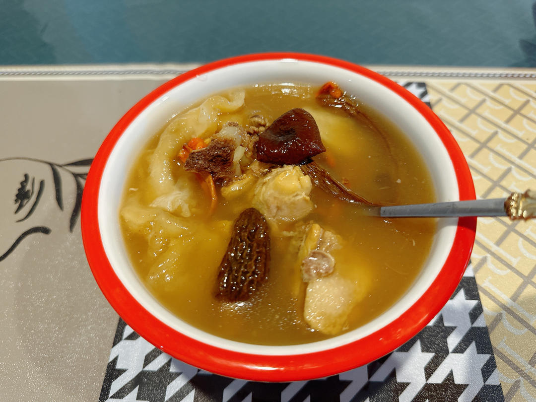 【ZOE菜谱】老广东人的美容养颜花胶炖鸡（含花胶泡发步骤）