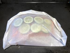 青柠黑椒三文鱼 parchment paper wrapped bake salmon 烘焙纸包裹法的做法 步骤4