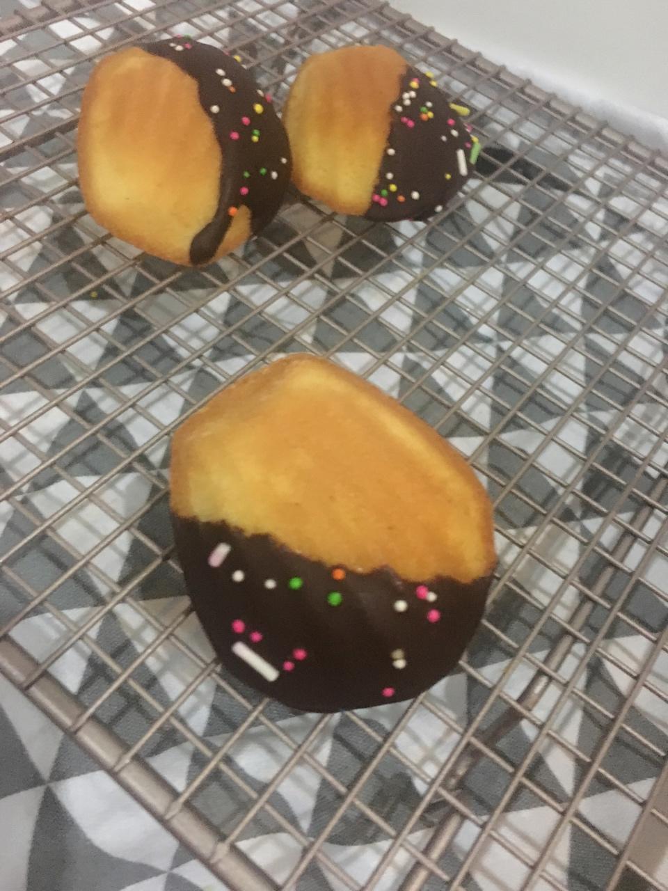 玛德琳（蓝带方）