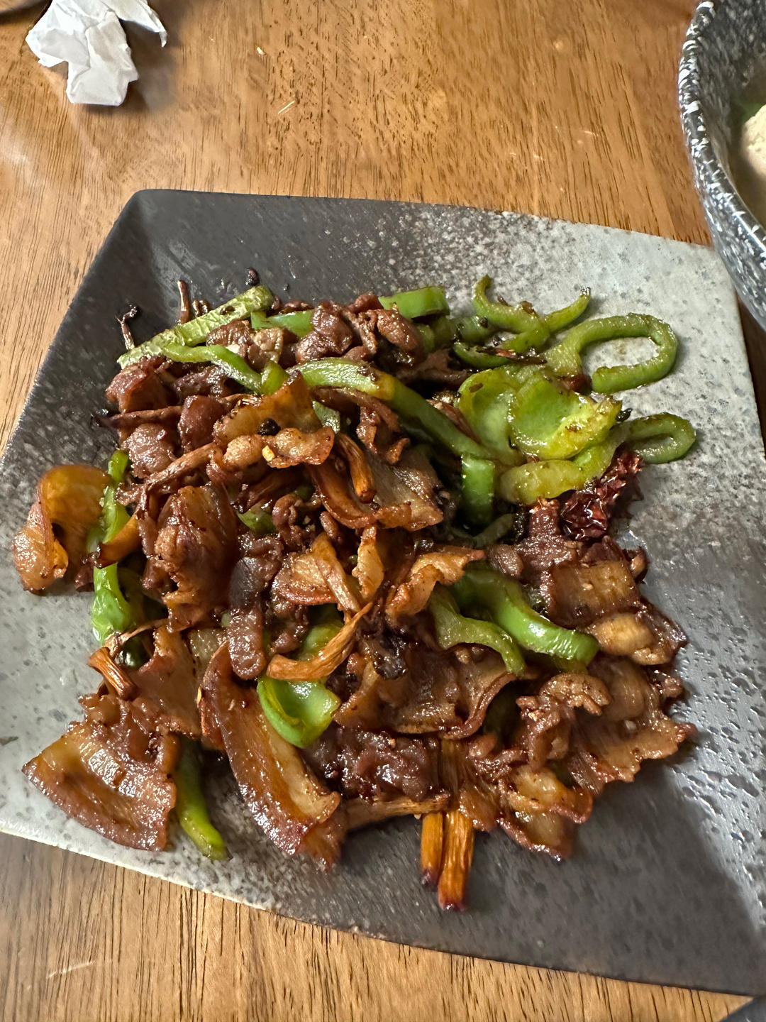 五花肉干锅茶树菇