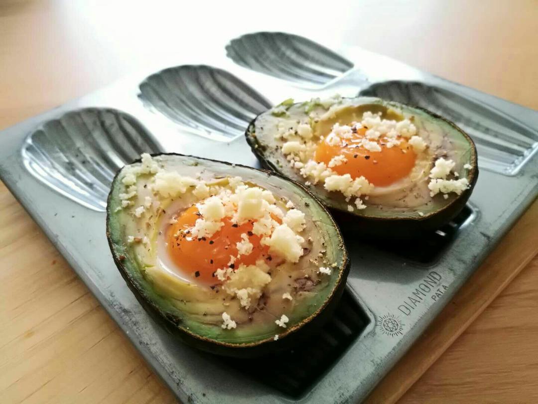 培根牛油果焗蛋