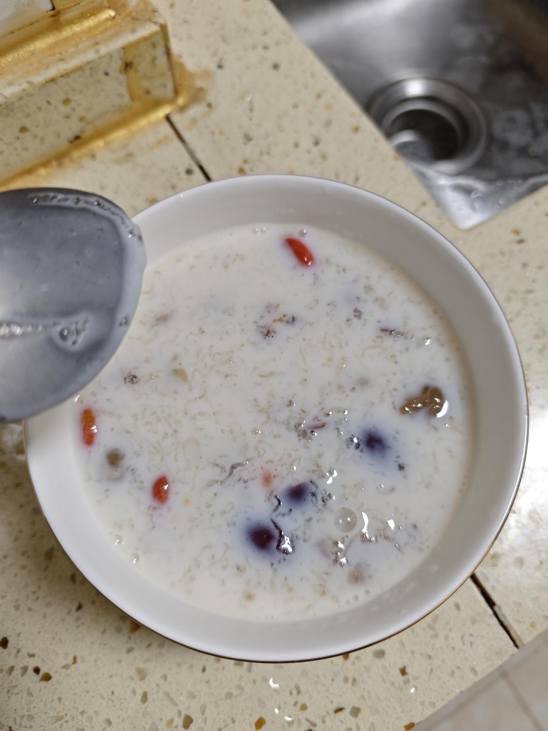 《桃胶皂角米雪燕银耳牛奶羹》据说一碗等于敷30片面膜的功效